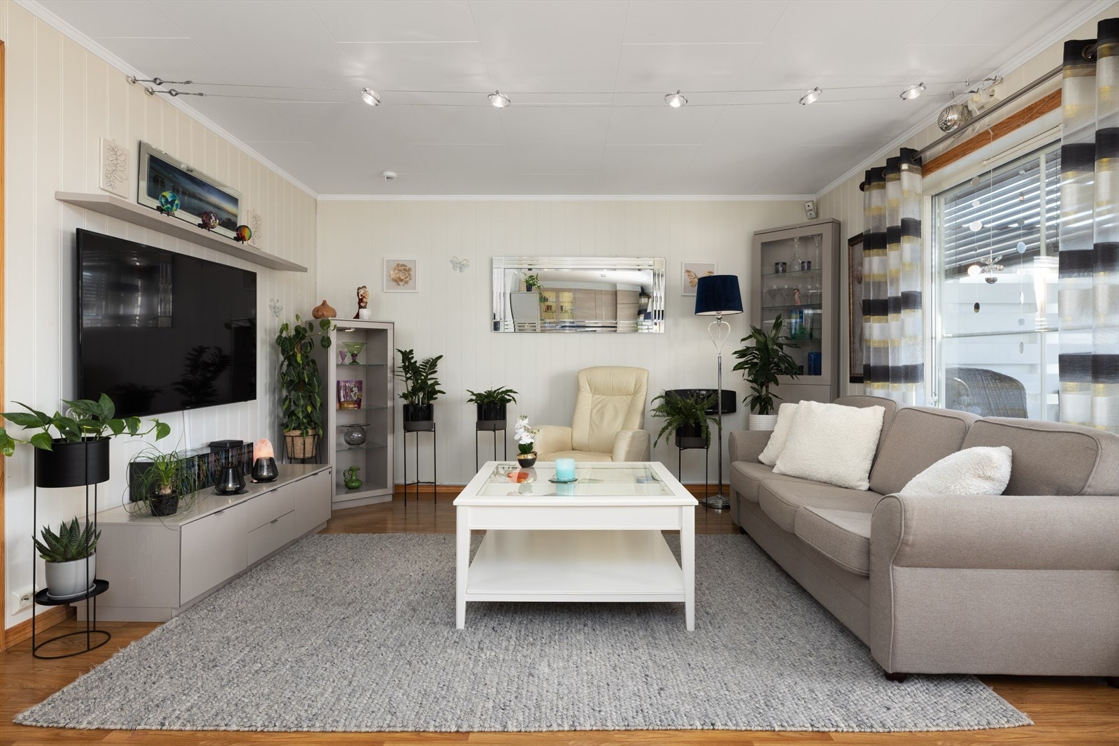 Koselig stue med god plass til sofakrok og tv-bord. Galleribilde