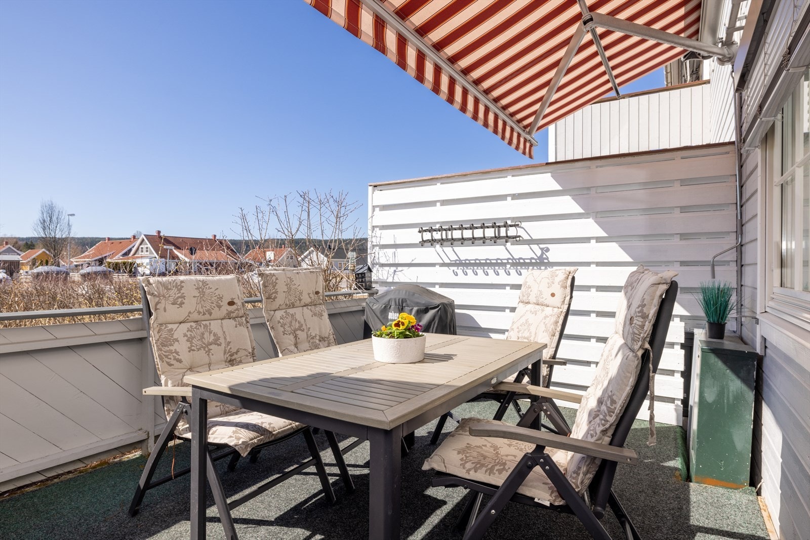 Levegg mot nabo på terrassen. Galleribilde