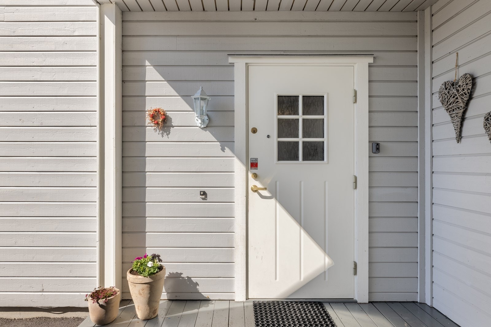 Koselig inngangsparti med platting. Galleribilde