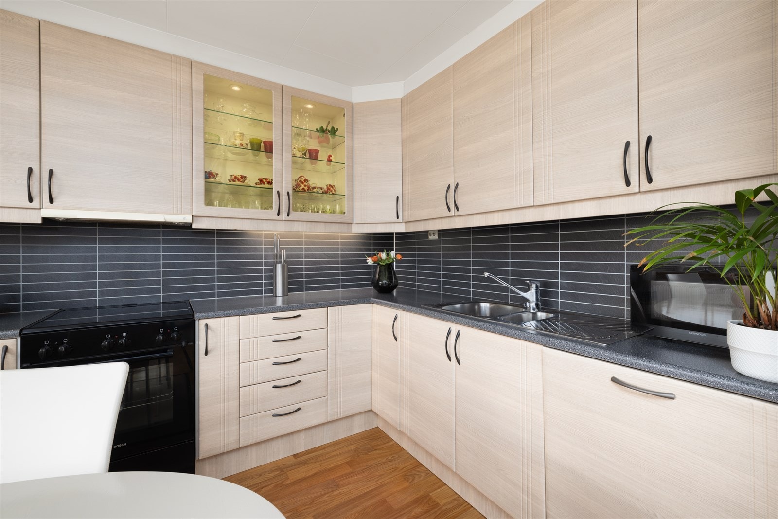 Godt med skap- og benkeplass på kjøkkenet. Galleribilde