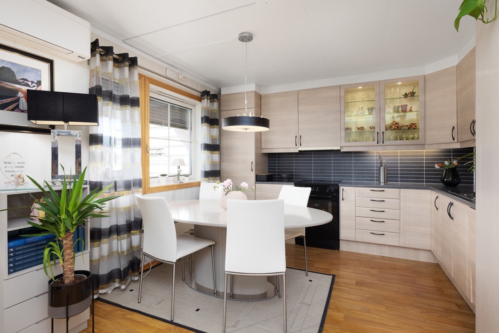 Åpen løsning til kjøkkenet, som har plass til spisebord. Galleribilde