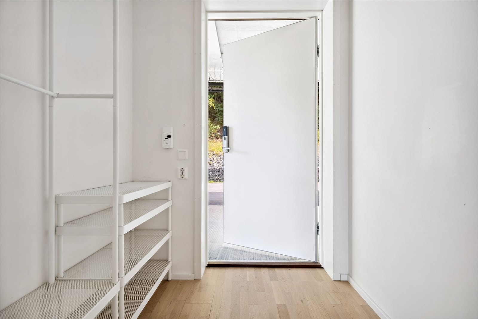 Praktisk entré med plass for oppheng av yttertøy. Galleribilde