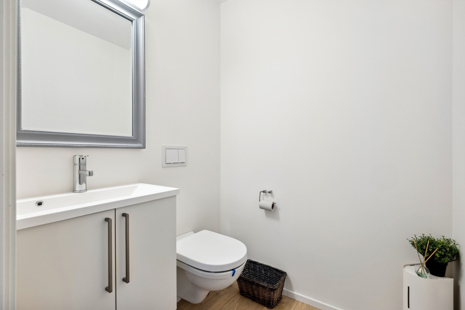 Ekstra toalettrom med vegghengt toalett og innredning. Galleribilde