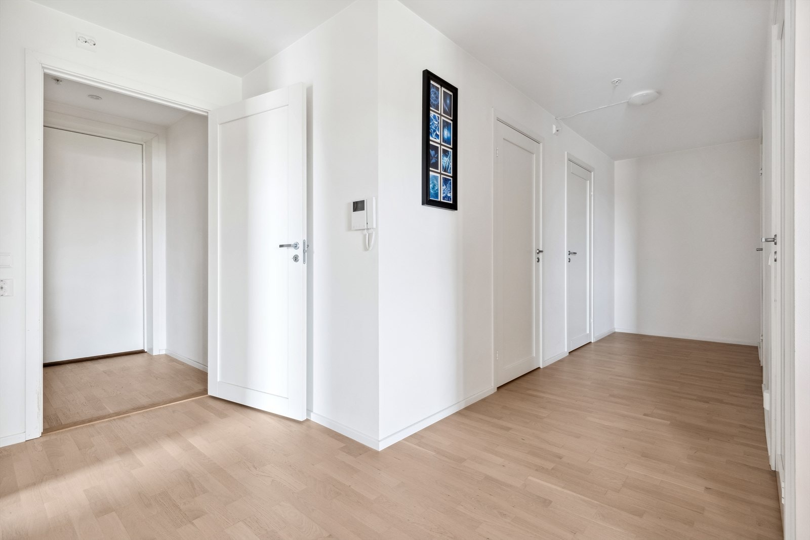 Romslig gang med porttelefon og plass for garderobe om ønskelig. Galleribilde