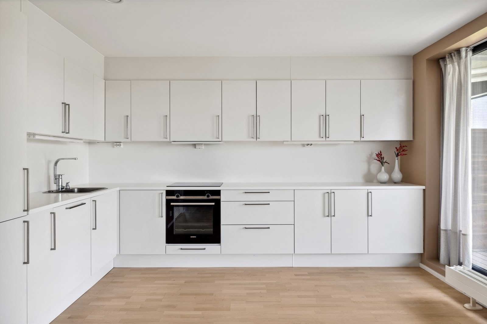 Kvalitetskjøkken fra HTH med god skap- og benkeplass. Galleribilde