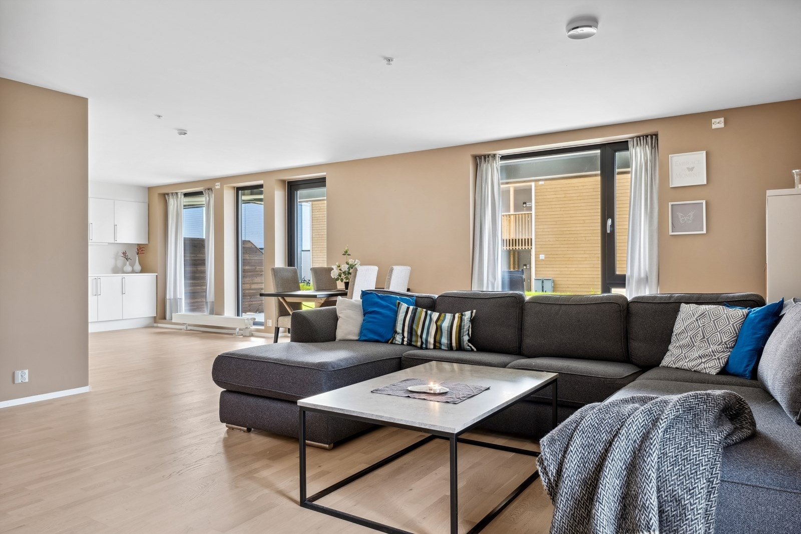 Velkommen inn! Leiligheten har en stor stue med flere møbleringsmuligheter. Galleribilde