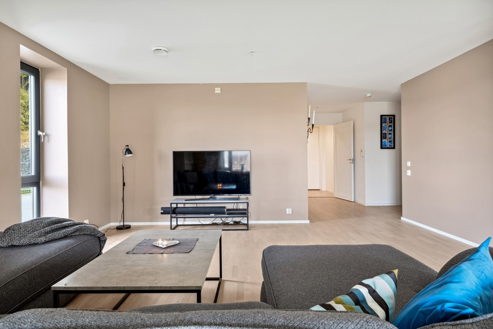 Leiligheten har hverdagslig komfort som balansert ventilasjon og vannbåren varme. Galleribilde