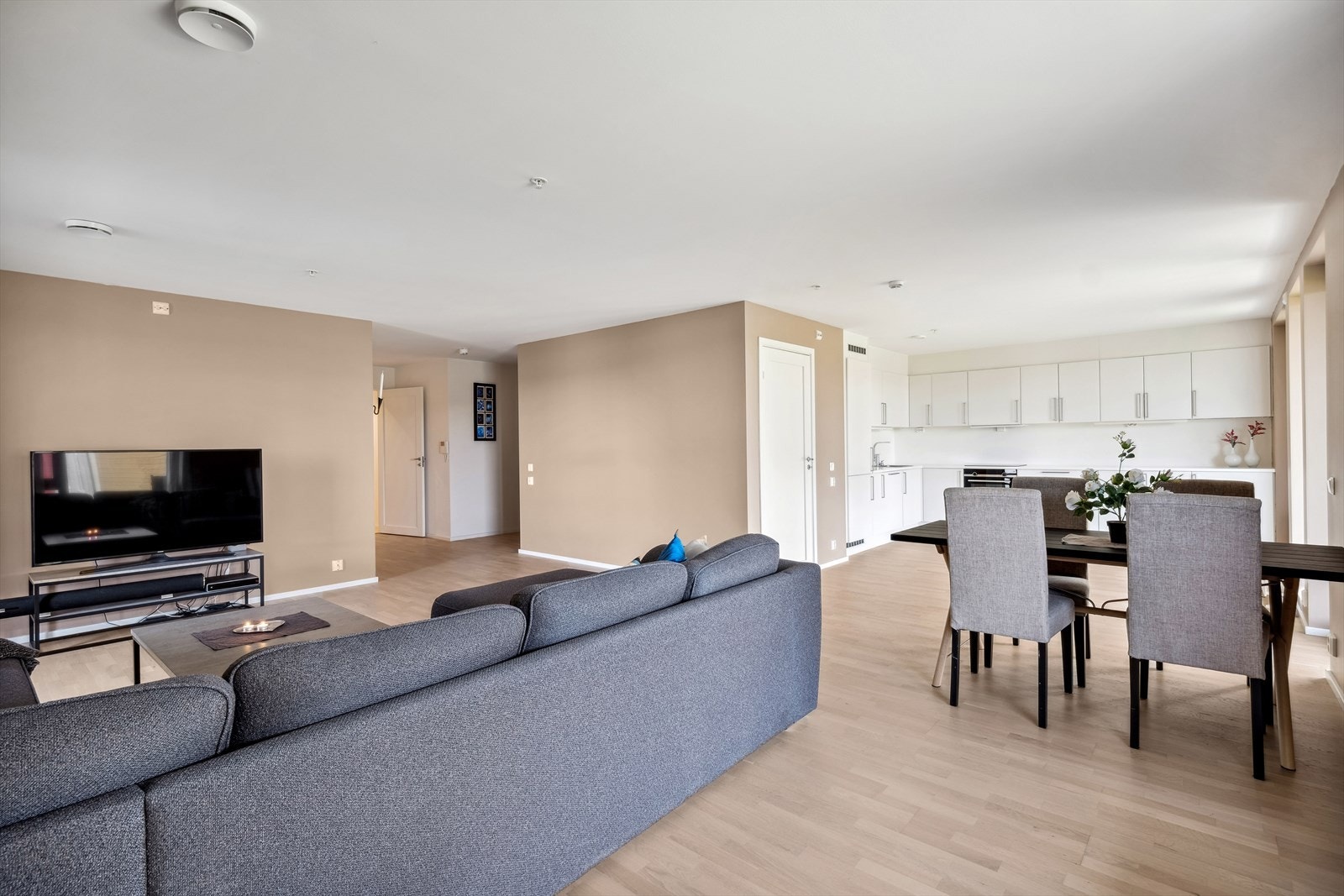 Den åpne stue/kjøkkenløsningen er på hele 49,2m². Galleribilde