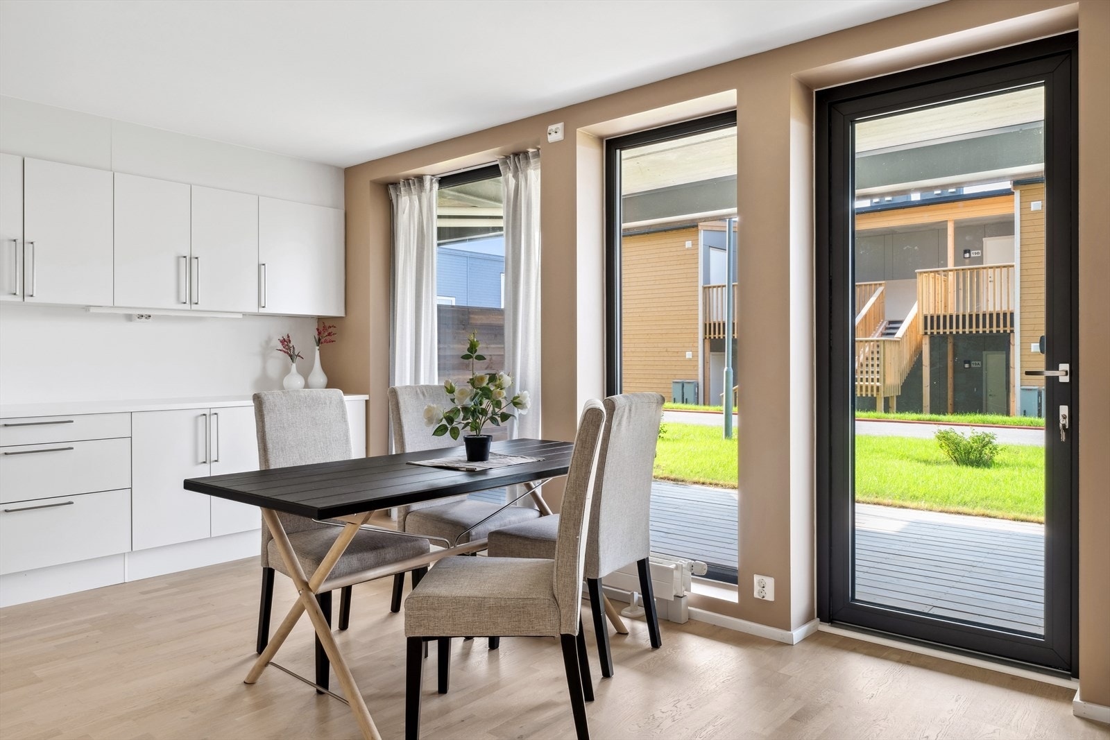 Utgang til herlig markterrasse fra stue/kjøkken. Galleribilde