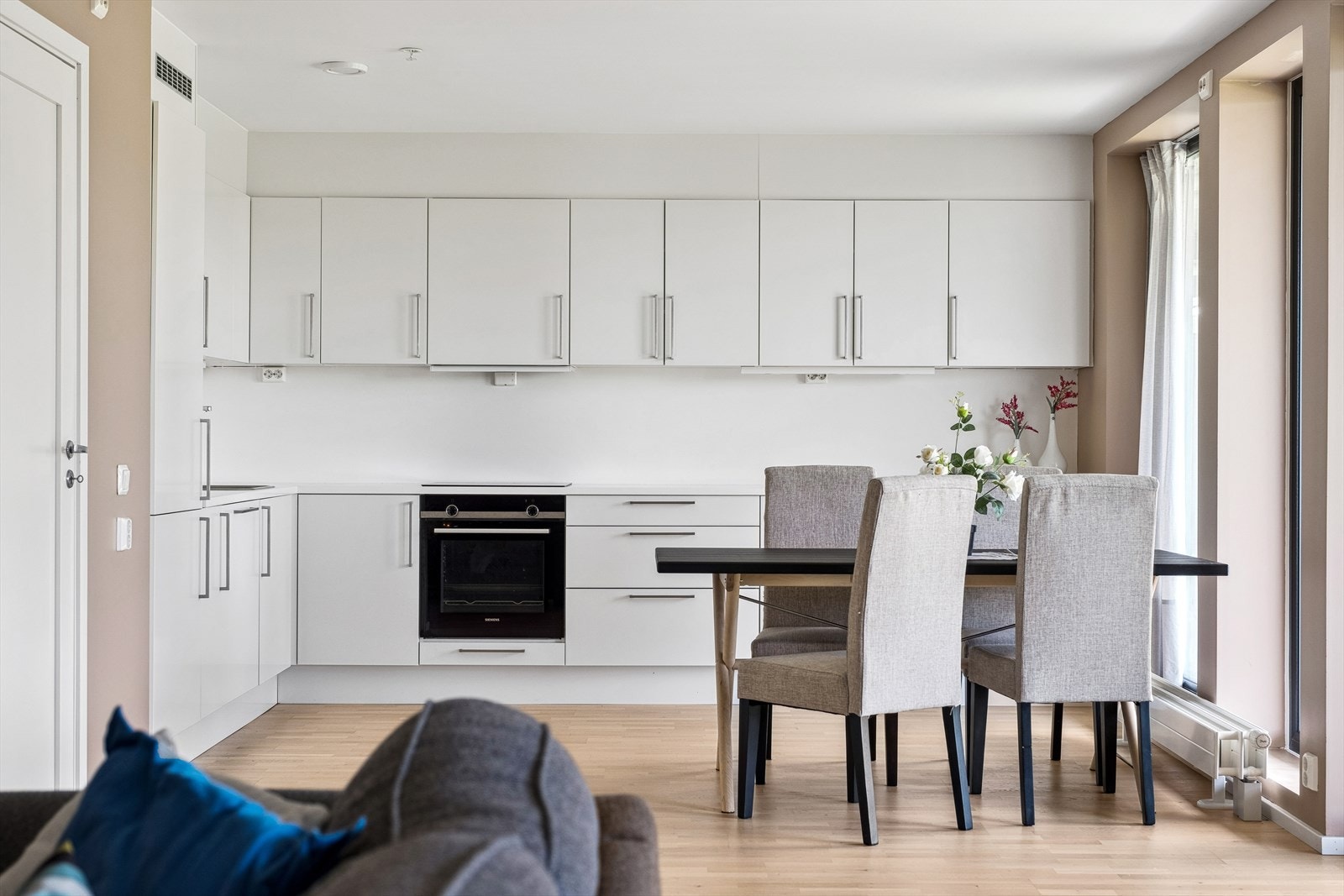 God plass til spisebord i overgangen mellom stue og kjøkken. Praktisk innvendig bod ved kjøkken. Galleribilde