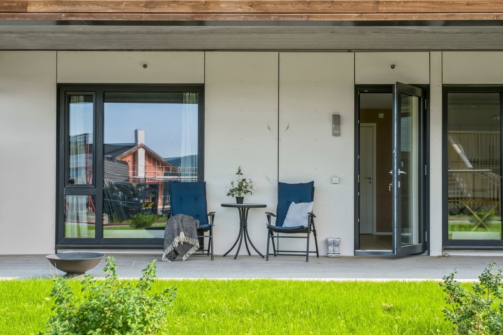 Den store terrassen byr på god plass til et koselig utemøblement. Galleribilde