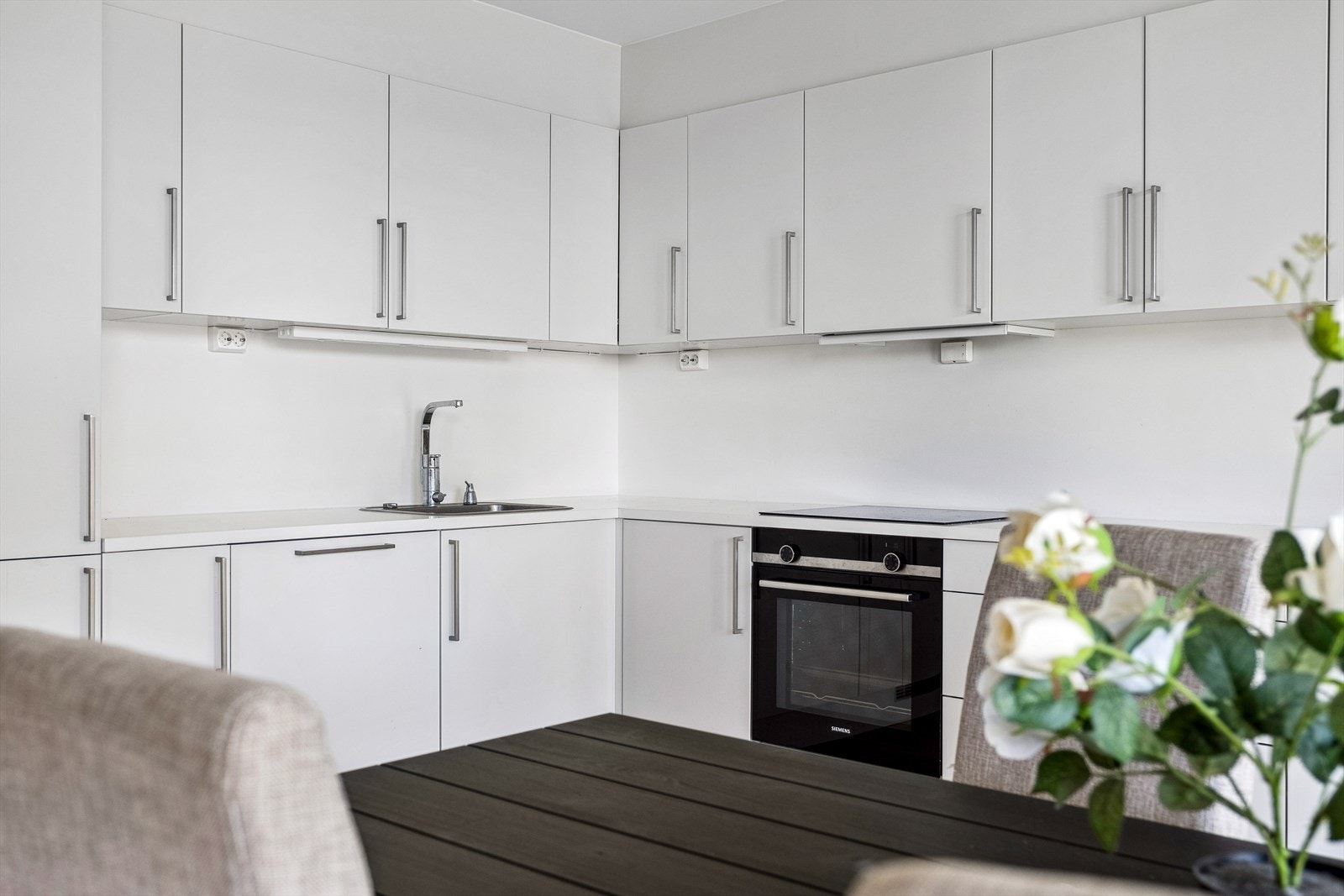Kjøkkenet er utstyrt med integrerte hvitevarer fra SIEMENS som medfølger i handelen. Galleribilde