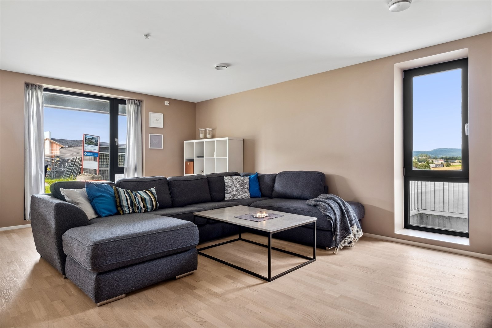 Leiligheten har store vindusflater som gir godt med naturlig lysinnslipp i boligen, og ekstra vindu som følge av endebeliggenhet. Galleribilde