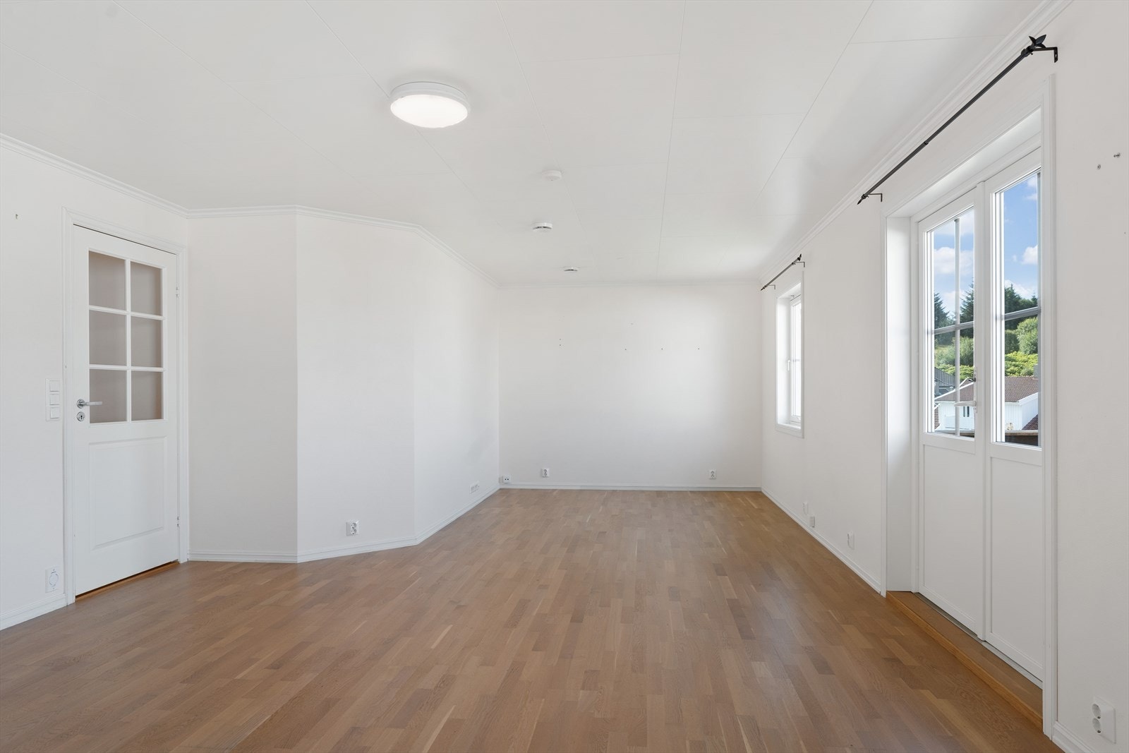 Luftig og trivelig stue med gode møbleringsmuligheter Galleribilde