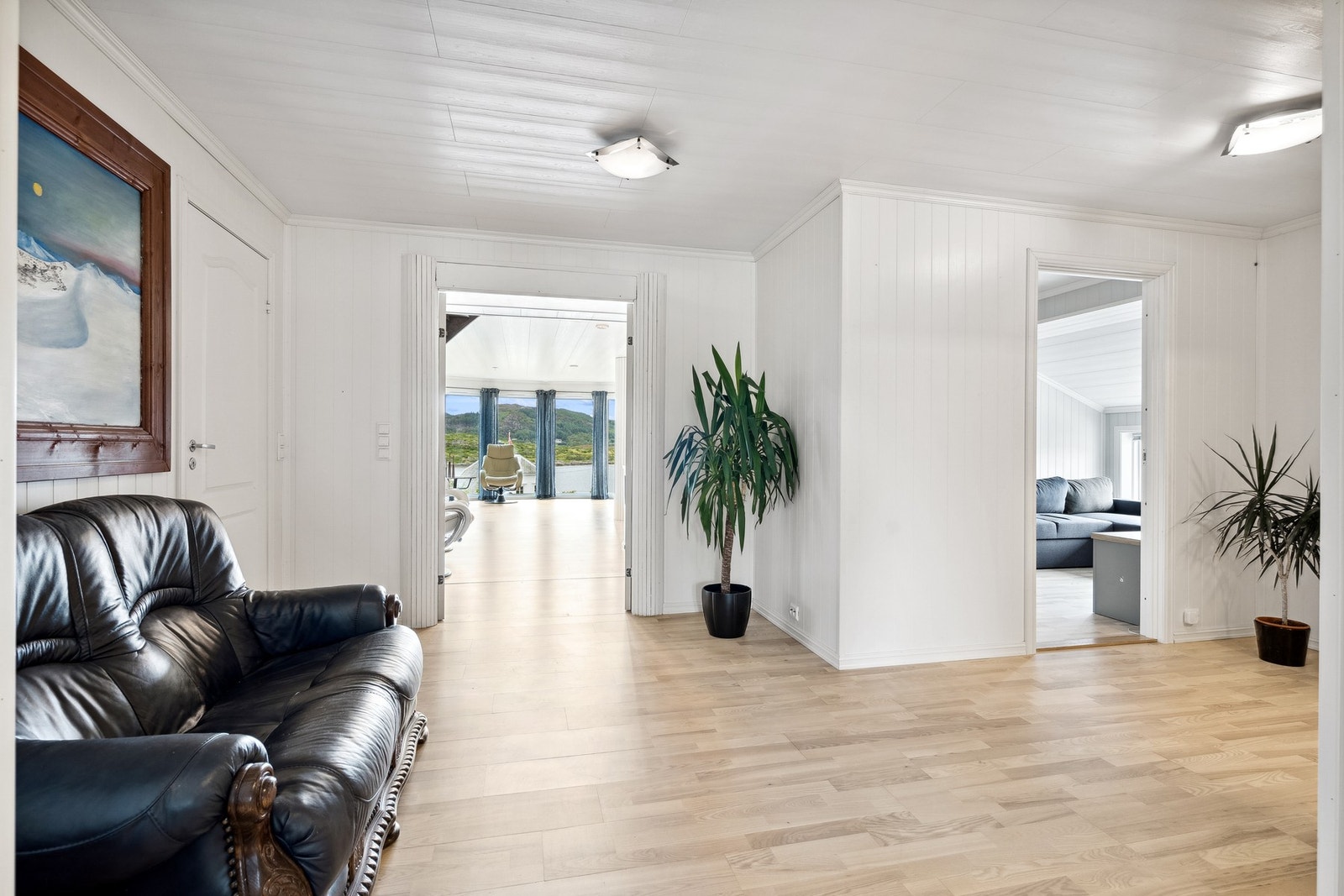 Romslig gang som gir deg adkomst til flere av rommene i hovedetasjen. Galleribilde