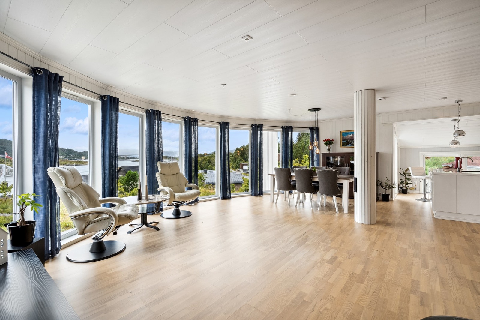 Det er en åpen stue-og kjøkkenløsning, perfekt for hyggelige stunder med venner og familie. Galleribilde