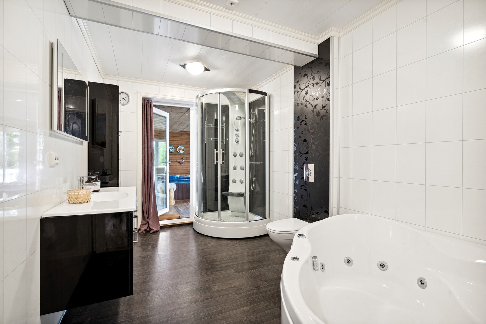 Baderom nr. 2 med direkte adkoms til vinterhagen/ utestua. Galleribilde