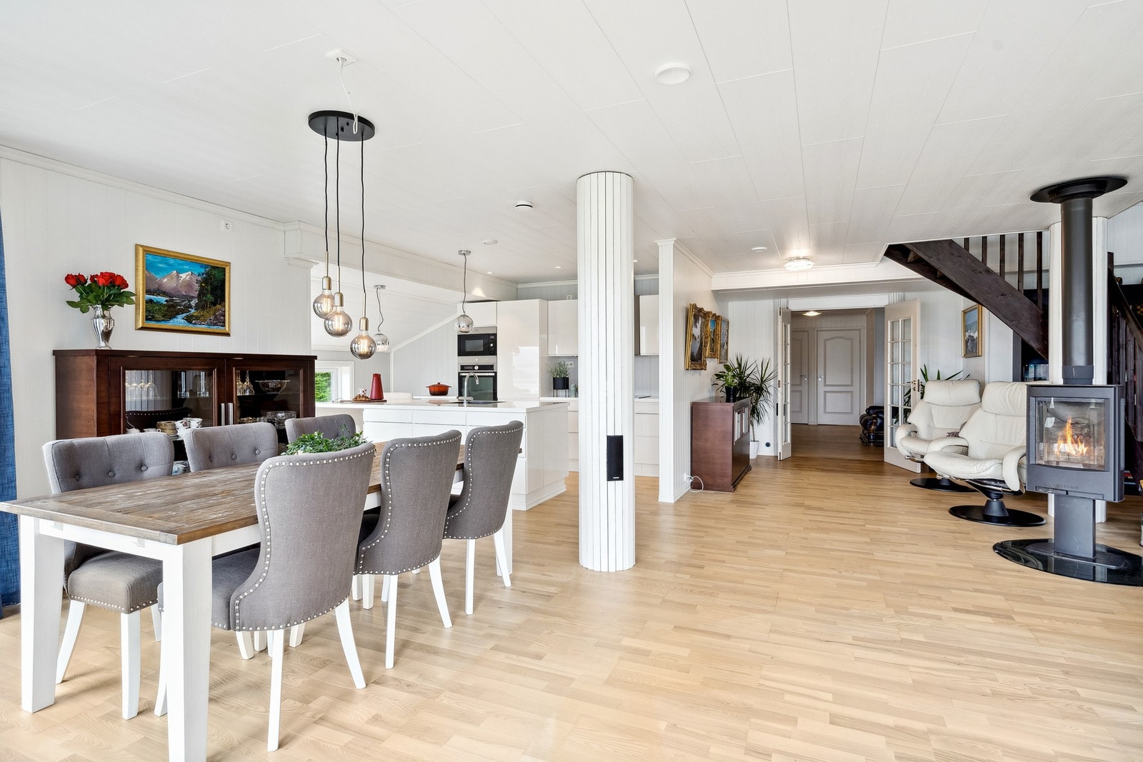 Midt i rommet er det plassert vedovn som gir en lun og god atmosfære. Galleribilde