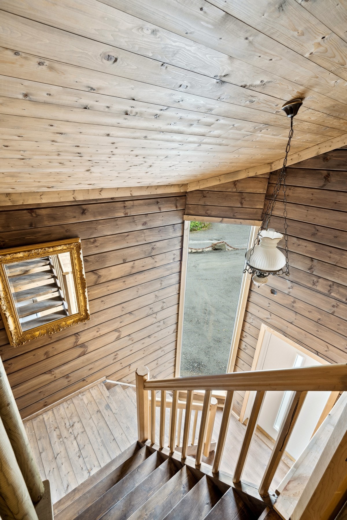 Trapperommet går inn til garasje, boligen og entré. Galleribilde