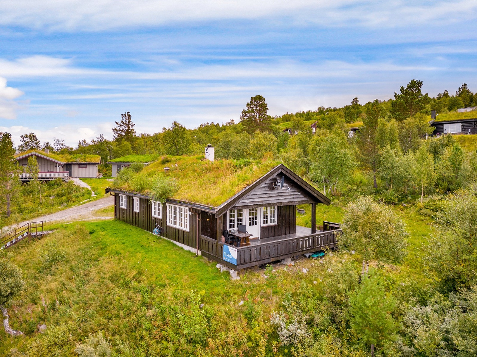 Parkering på egen tomt.
Til Røros er det ca. 15 km. På Røros finner en alle fasiliteter og servicefunksjoner som butikker, kafeer, restauranter, post, vinmonopol etc. Galleribilde