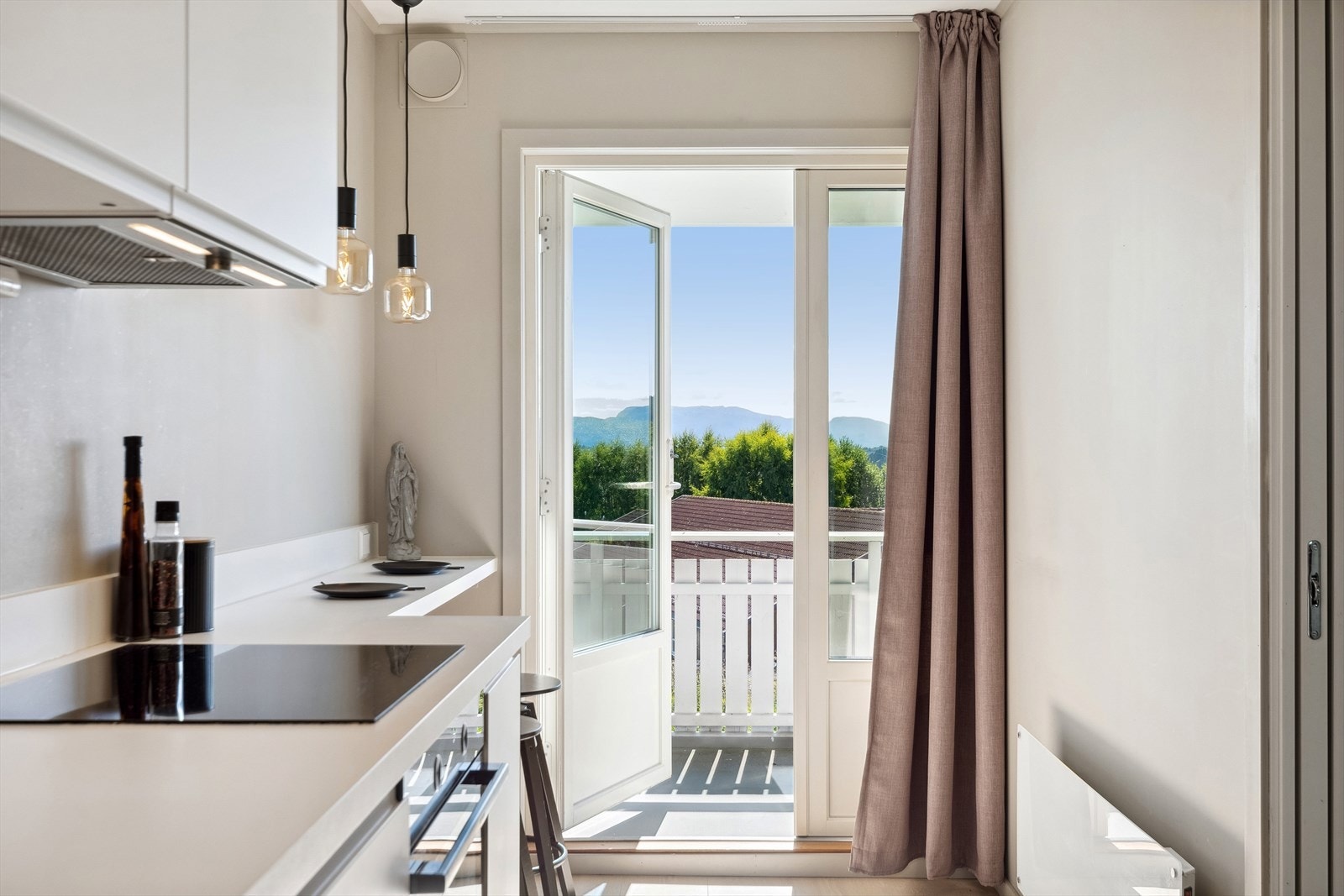 Det er etablert kullfilterventilator over kokesonen. Galleribilde