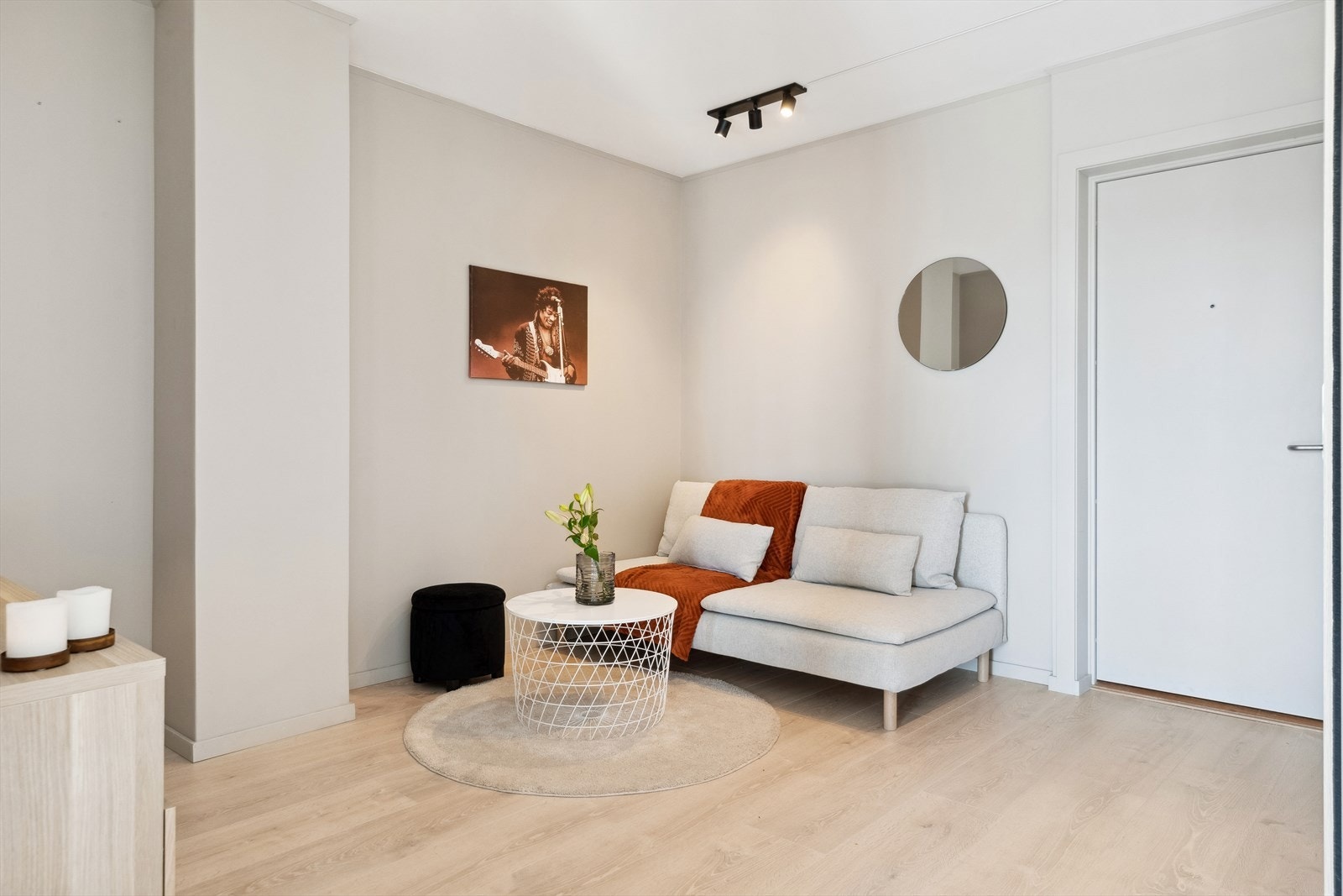 Leiligheten er malt i duse og moderne farger. Galleribilde