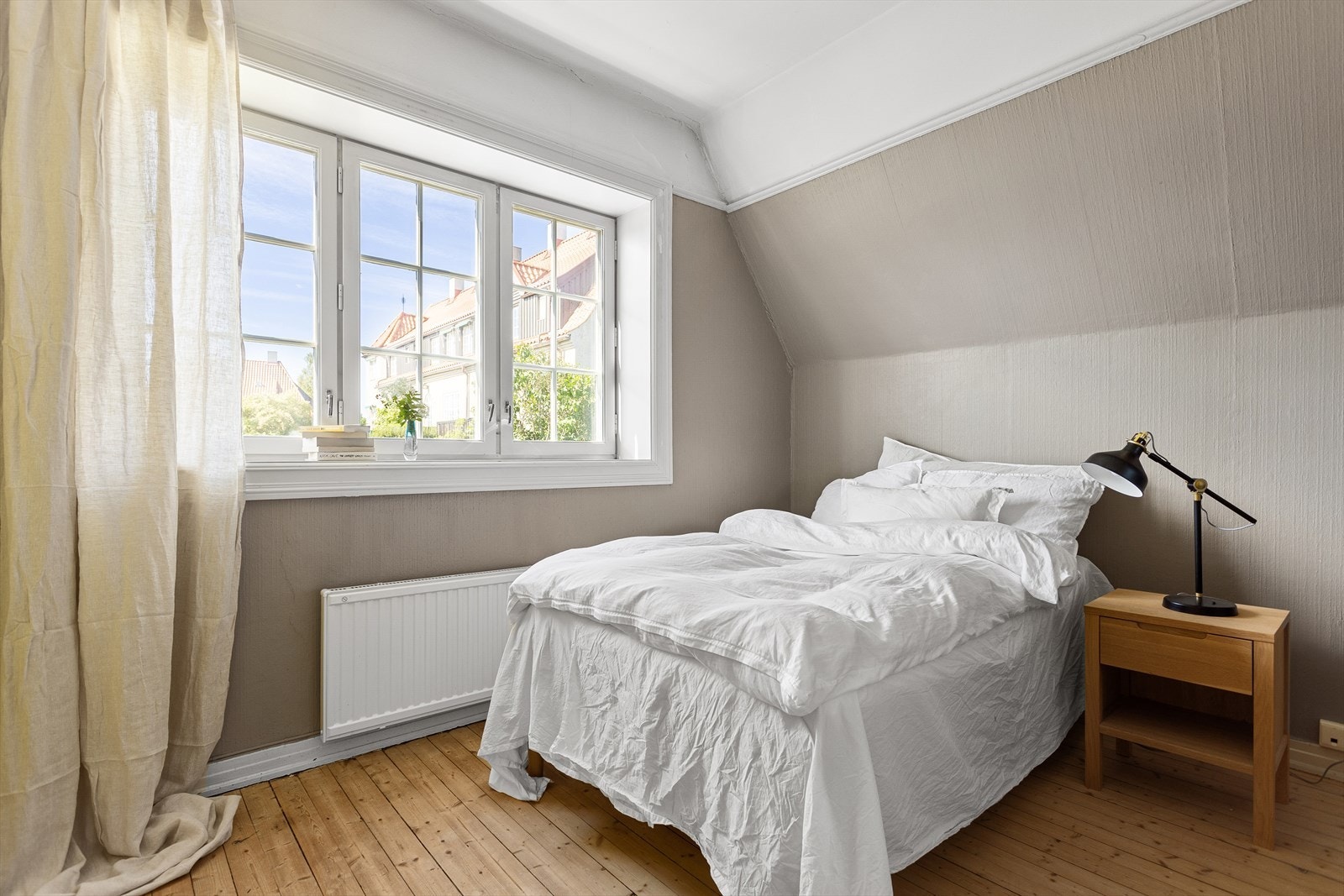 Rommene oppleves lyse og behagelige med store vinduer. Galleribilde