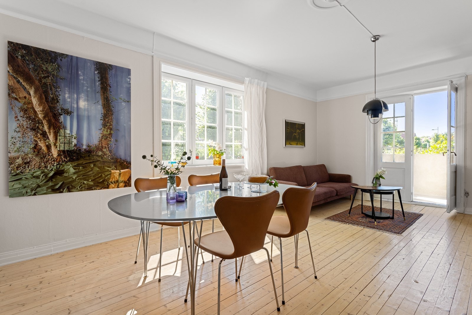 Rekkehuset er fullt utbygget og går over fire etasjer med en innholdsrik planløsning som gir rom for både store og små. Galleribilde