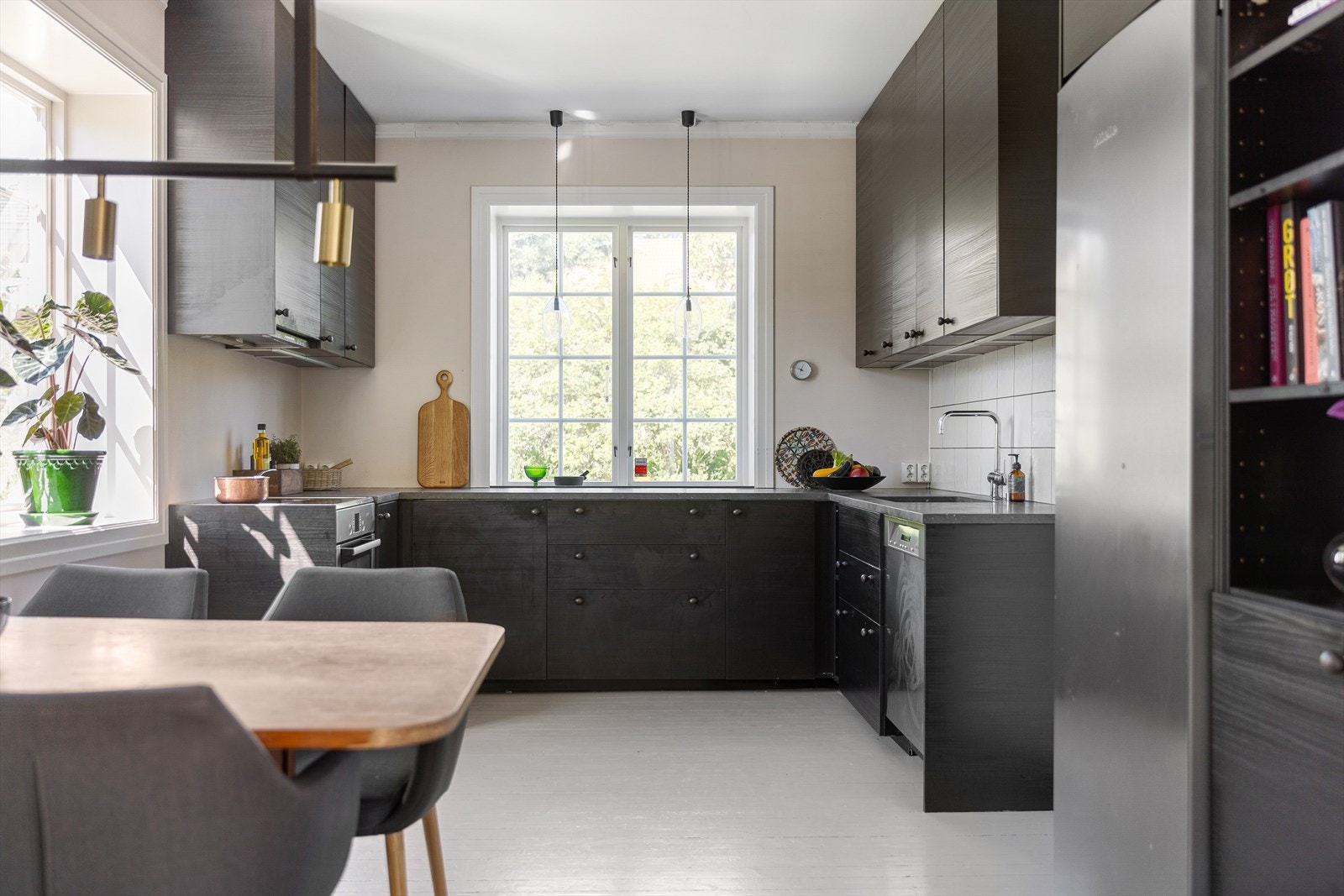 Kjøkkenet er arkitekttegnet med en flott og tidløs innredning som var ny i 2015. Galleribilde