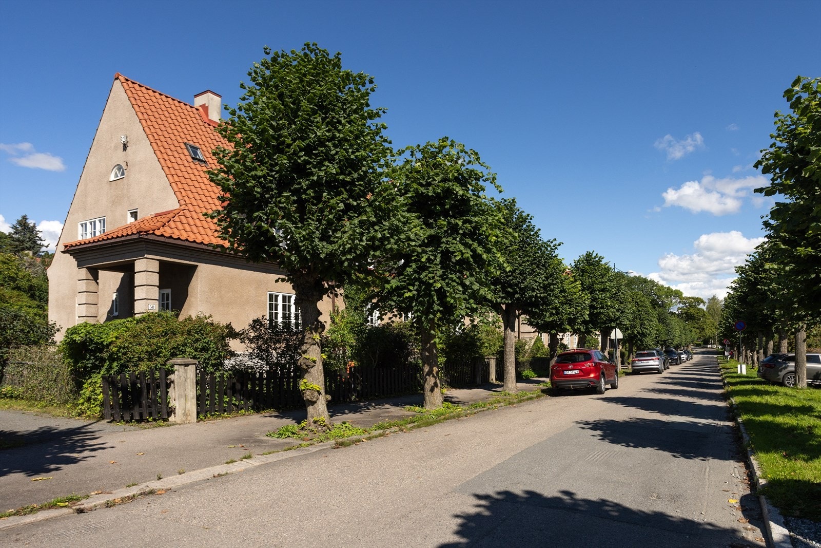 Rekkehuset ligger i en stille del av John Colletts allé, og området er omkranset av ærverdige bygninger, frodige gater og en hyggelig atmosfære. Galleribilde