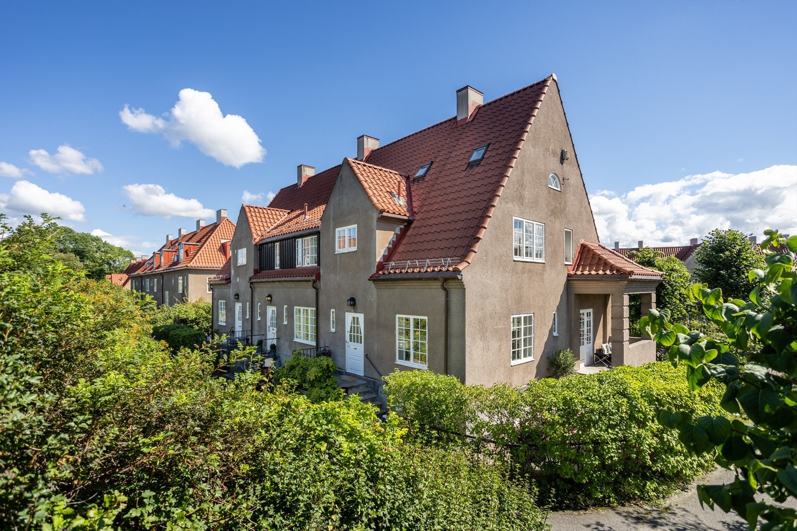 Et nydelig enderekkehus med fantastisk beliggenhet i Ullevål Hageby. Boligen er også blant få som har fast parkeringsplass med el-billader. Galleribilde