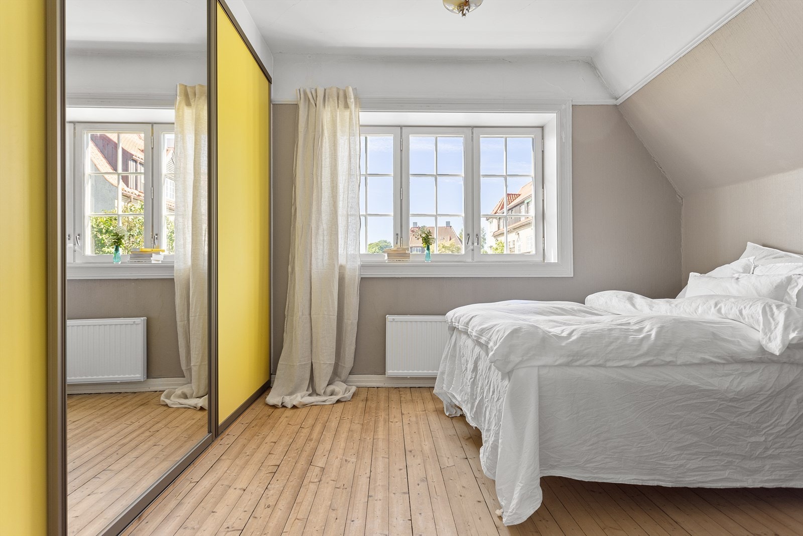 Et romslig soverom med plass til seng og øvrig innredning etter behov. I tillegg har rommet en stor skyvedørsgarderobe for rikelig med oppbevaring. Galleribilde
