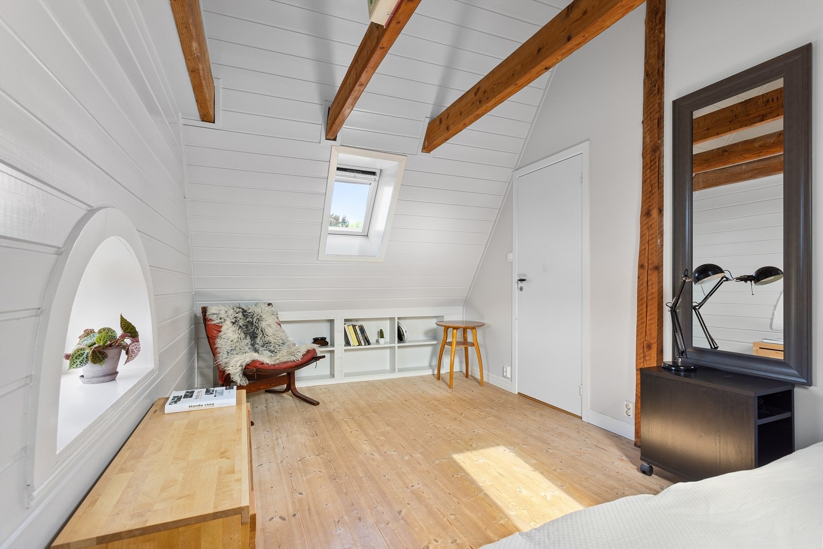 Legg merke til de flotte takbjelkene og det buede vinduet. Herfra har man herlig utsyn til nabolaget. Galleribilde