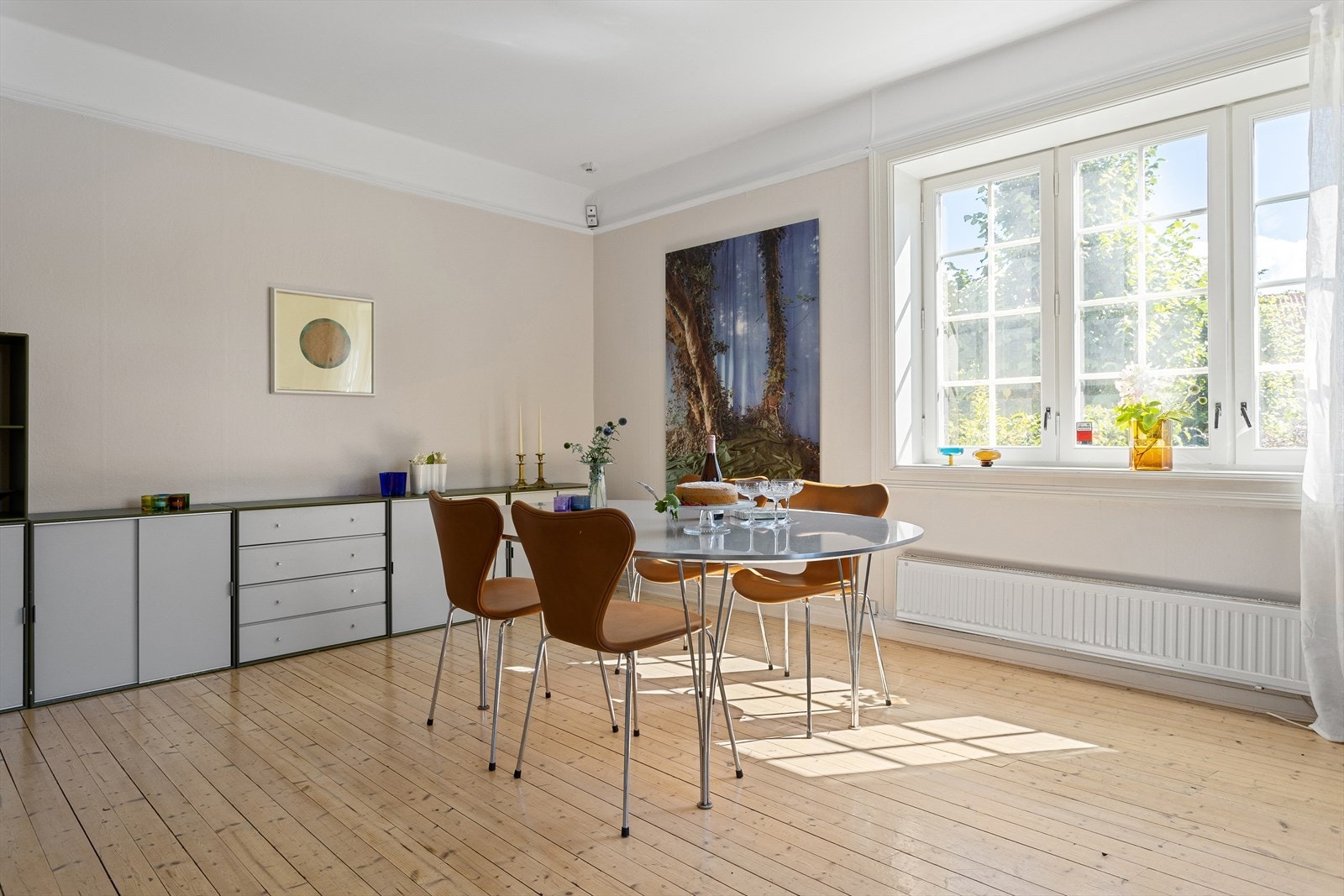 Stuen er et hyggelig og naturlig samlingspunkt både i hverdagen og ved festligere anledninger. Galleribilde