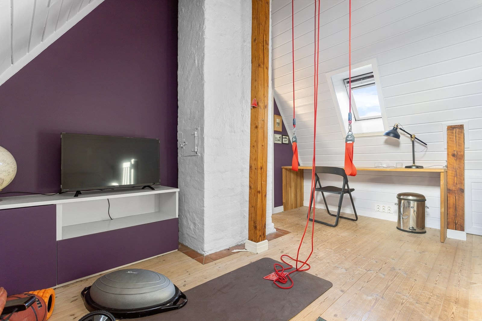 En hyggelig loftsstue som kan innredes og benyttes etter ønske og behov. Loftet har i dag en spesialbygget arbeidsplass i eik og treningsmuligheter. Galleribilde