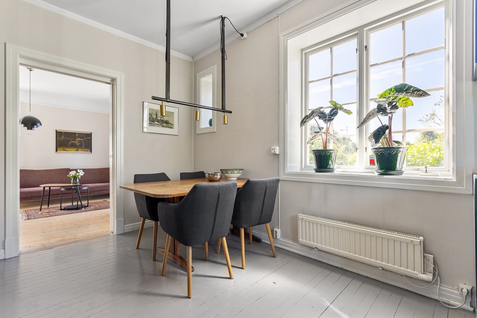 Kjøkkenet ligger i en skjermet løsning fra stuen, og skyvedøren kan både holdes åpen eller lukket. Galleribilde