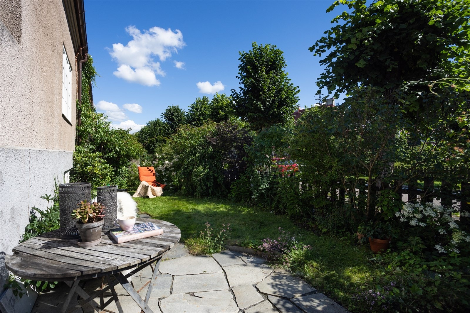 Her er det boltreplass for både store og små - et sted som vil være til stor glede hele året rundt. Boligen har i tillegg en ekstra hageparsell på siden hvor det kan settes opp blant annet bod og trampoline. Galleribilde
