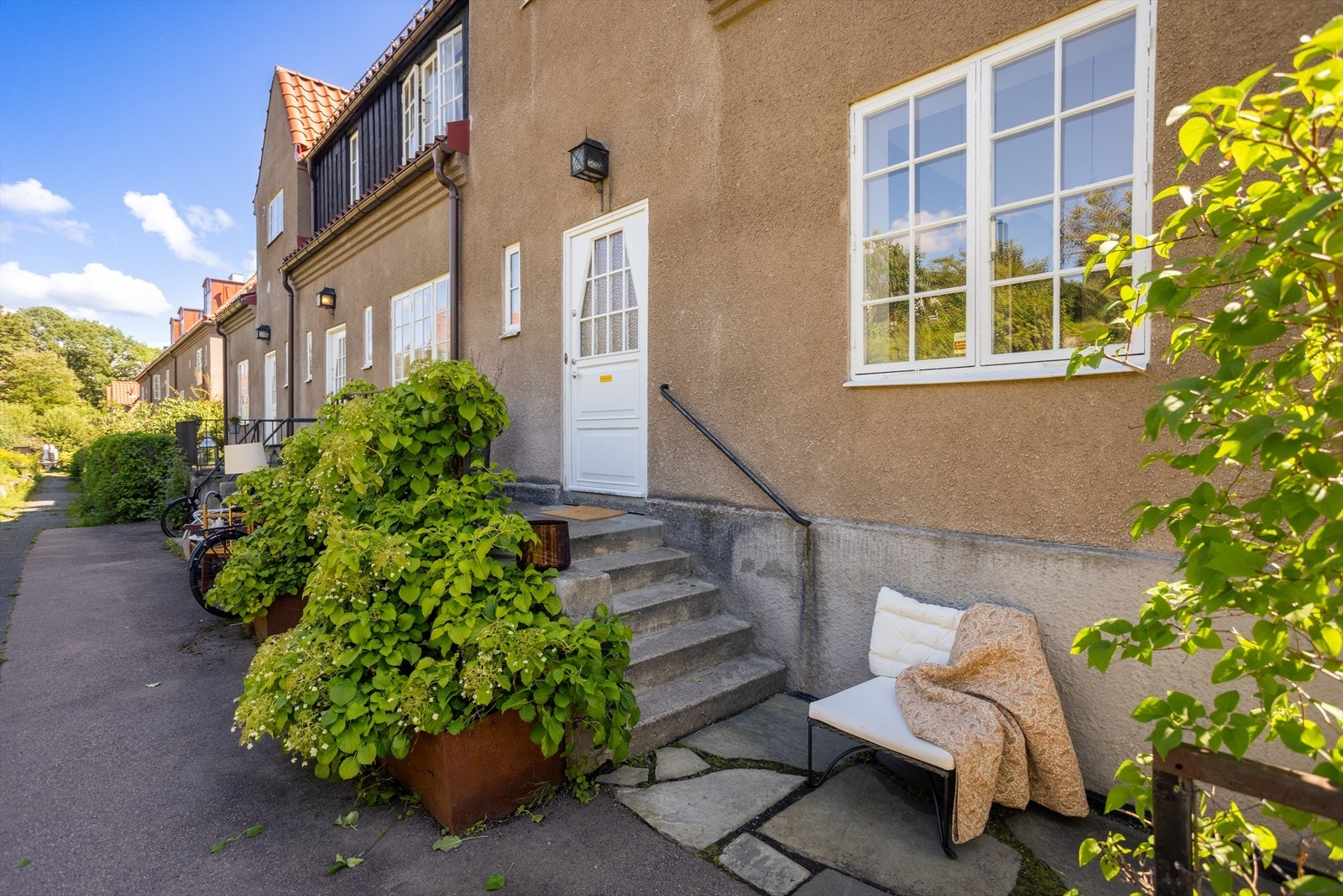 Inngangspartiet er pent opparbeidet. Vi ønsker deg velkommen til en hyggelig visning. Galleribilde