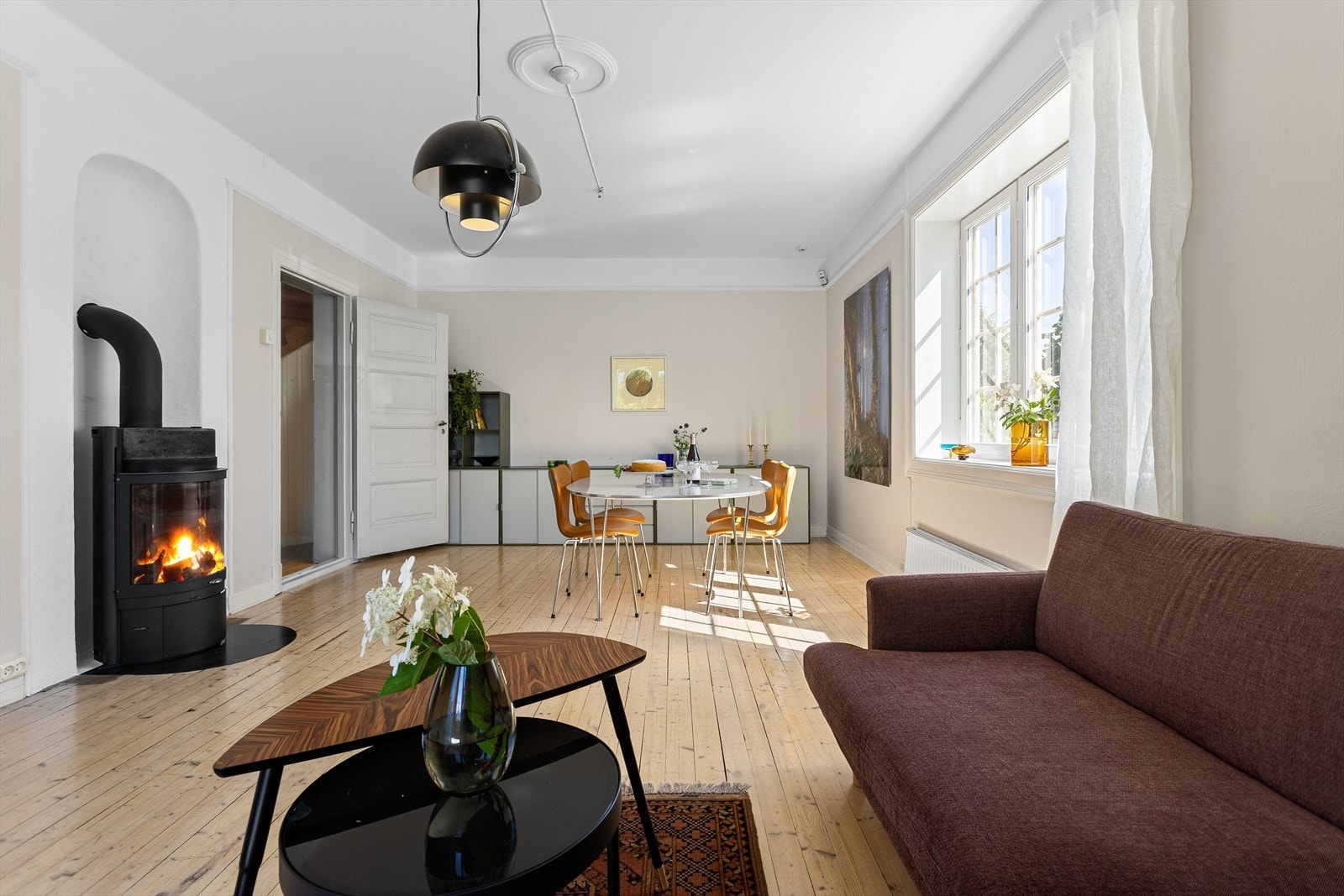 Stuen har flere innredningsmuligheter med god plass til både sofaseksjon og spisebord. Rommet har i tillegg en stemningsfull peisovn som er en effektiv varmekilde på kalde dager. Galleribilde
