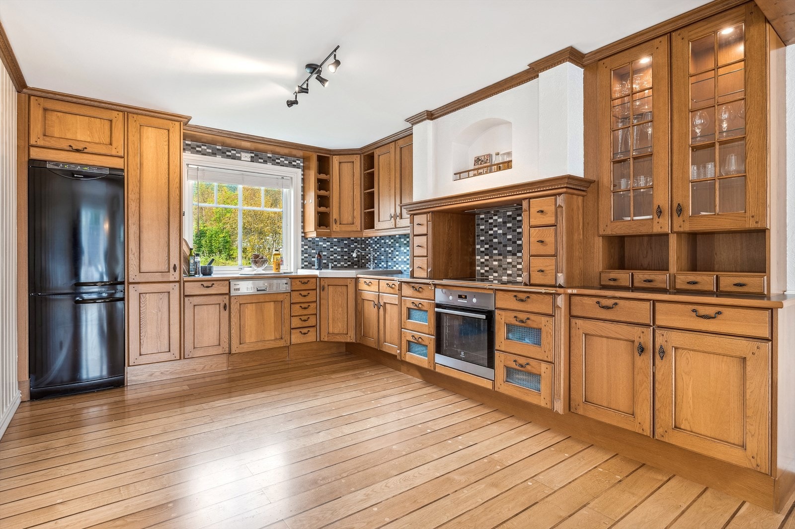 Kjøkkensonen er på 14m², og innehar rikelig med oppbevaringsplass. Galleribilde