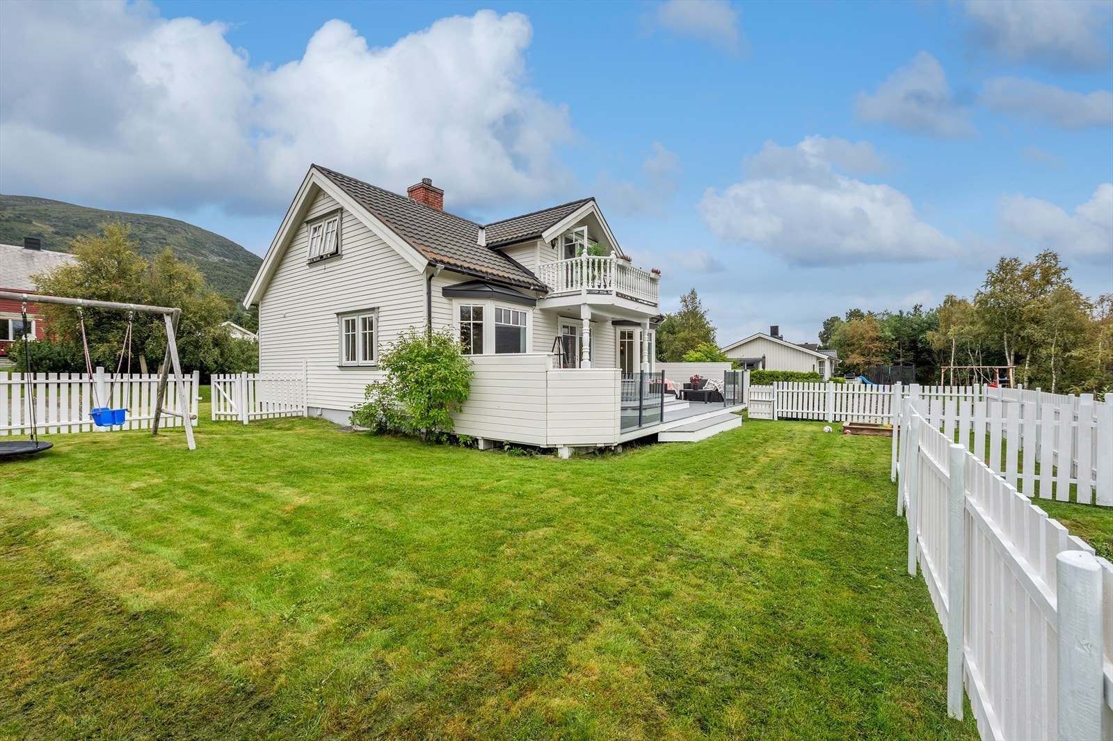 Her får du sol store deler av dagen. Den gode størrelsen gir muligheter for flere sittegrupper. Rekkverk på balkong er nylig oppmalt, samt at terrasse og balkong er nybeiset i august 2023. Galleribilde