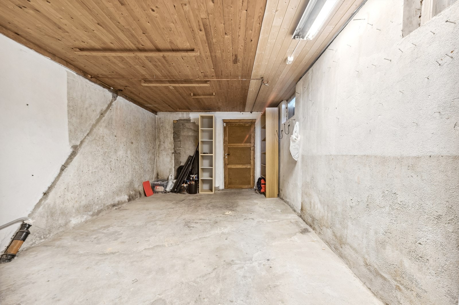 Kjelleren er på 85 BRA, og består av vaskerom, kjellerstue og rikelig med oppbevaring i boligens mange kjellerboder. Galleribilde