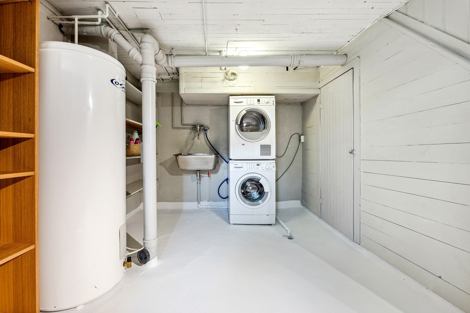 Praktisk vaskerom med nylig oppmalt gulv. i august 2023. Galleribilde