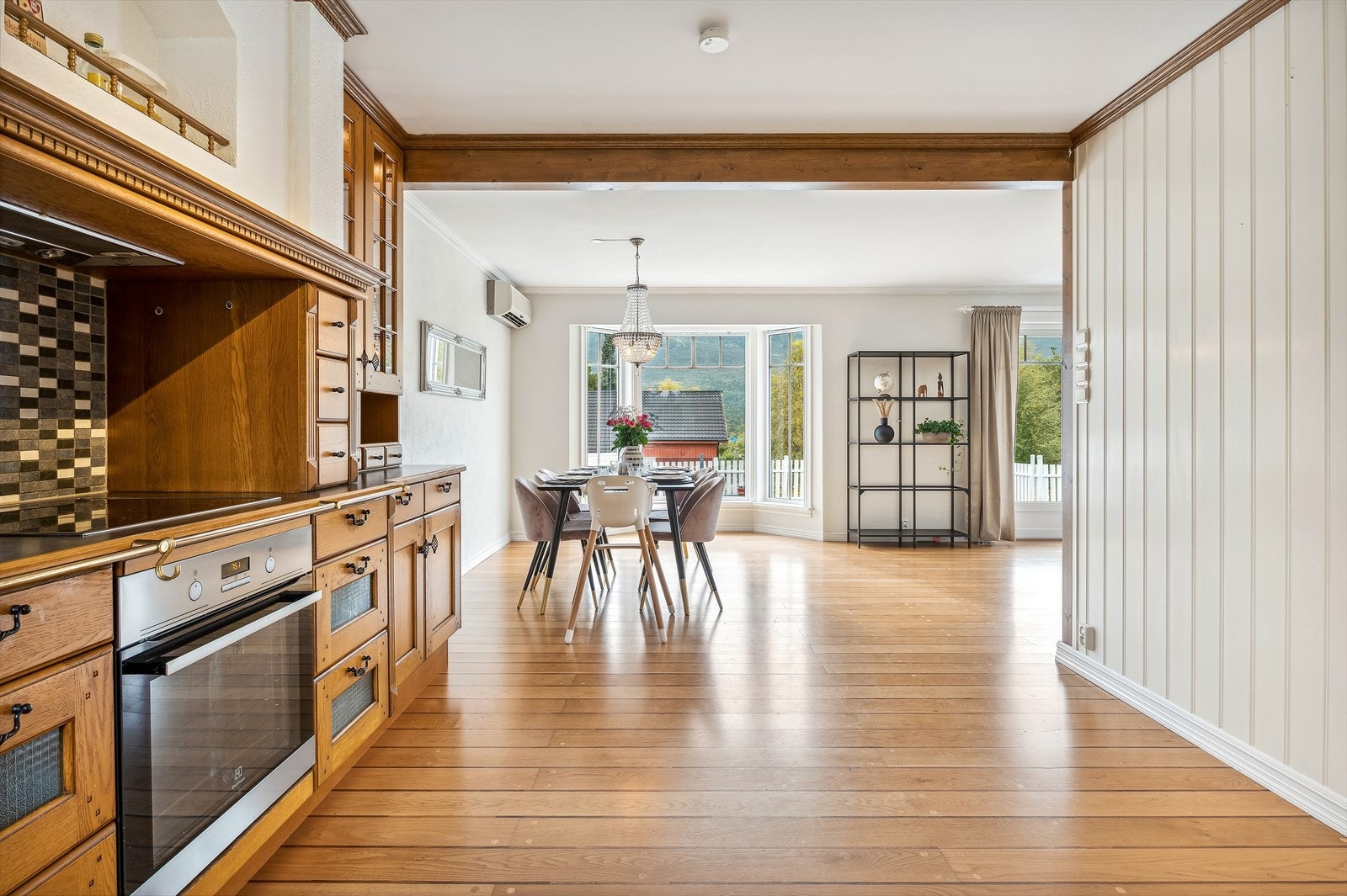 Mellom kjøkken og stuerom, dannes et naturlig område til boligen spisestue. Galleribilde