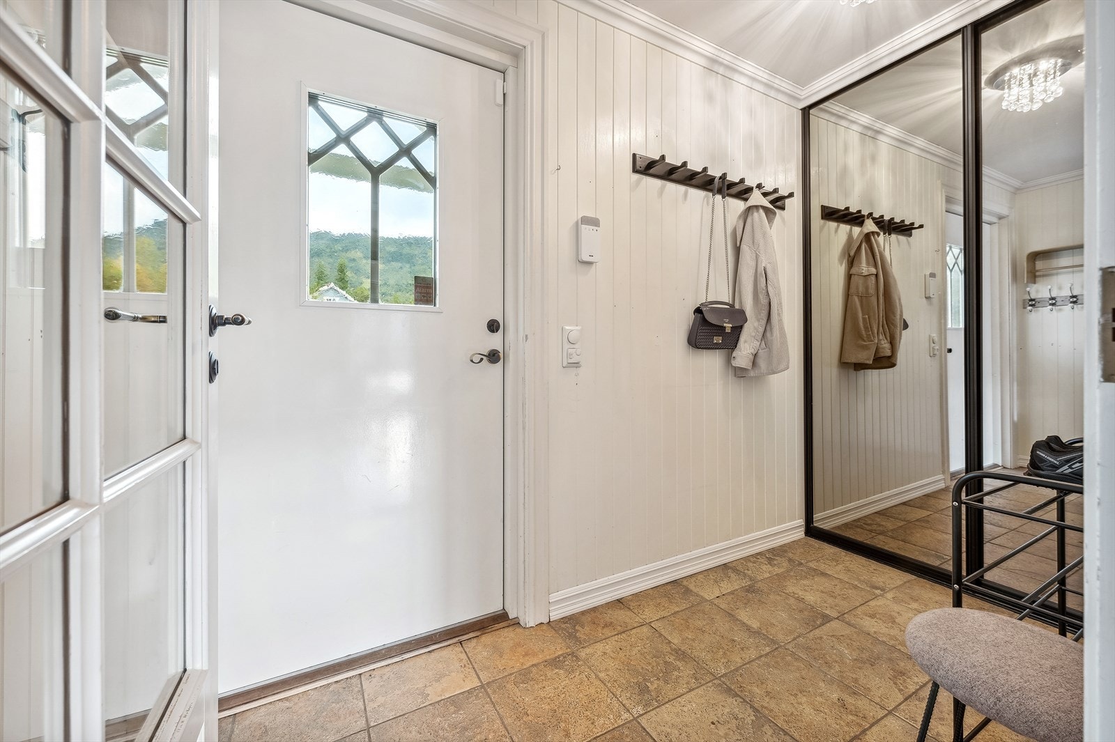 Når man kommer inn i boligen trer man inn i en romslig entré, hvor det er etablert skyvedørsgarderobe for oppbevaring av yttertøy. Galleribilde