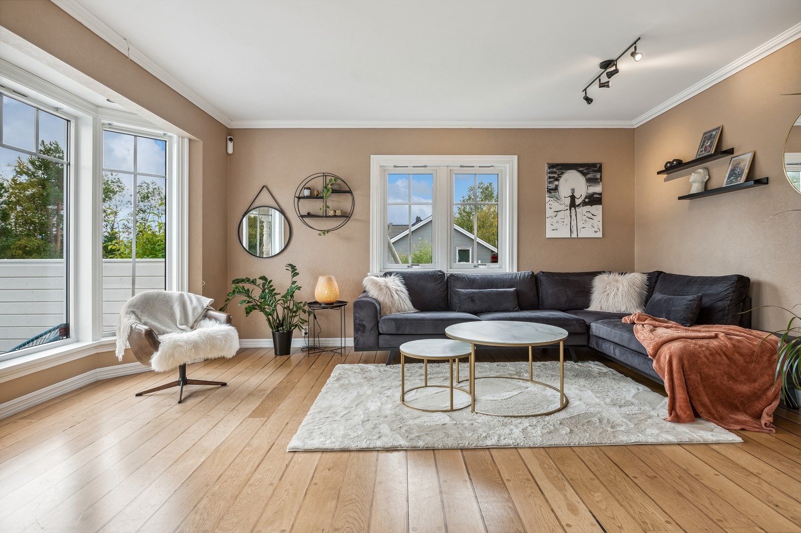 På boligens hovedplan ligger stue, kjøkken, baderom, gang og vindfang. Galleribilde