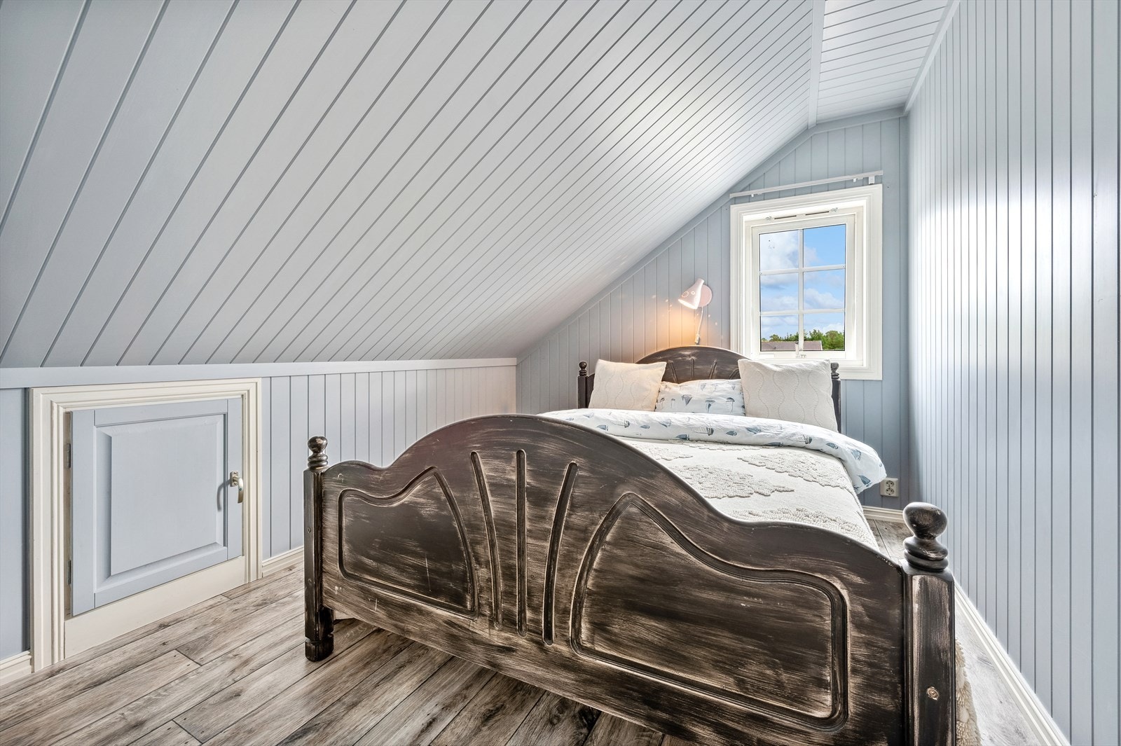 I toppetasjen finner man boligens tre soverom. Det er kneloft for ekstra oppbevaring langs hele loftet. Galleribilde