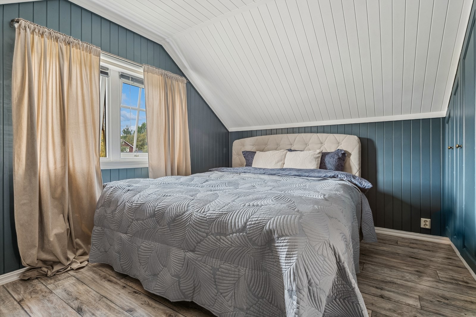 Hovedsoverommet er av god størrelse, og strekker seg over 9m². Galleribilde