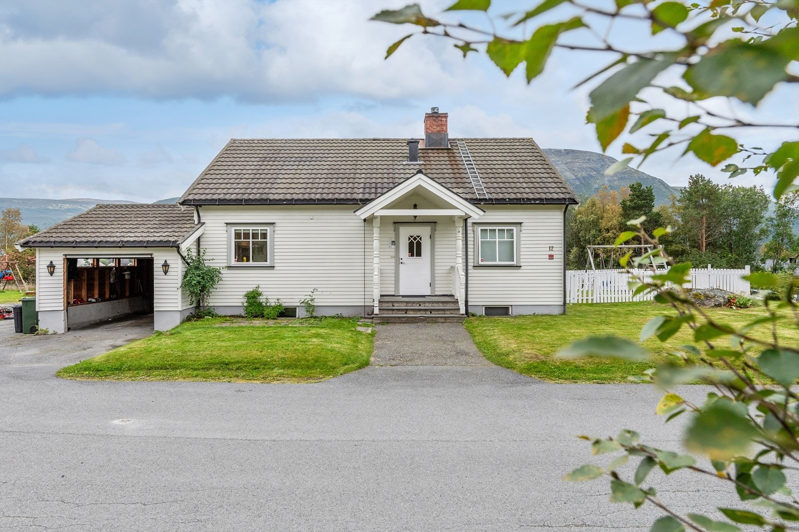 Det medfølger parkeringplass i garasje, samt biloppstillingsplass på tomten. Galleribilde