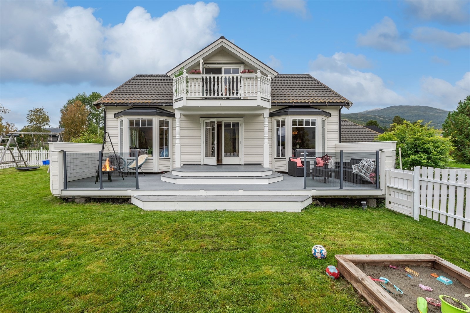 Boligen er av god størrelse, og strekker seg over 232m² BRA fordelt på 3 etasjer. Tomten er på 1044m², og gir godt med boltreplass til både store og små. Galleribilde